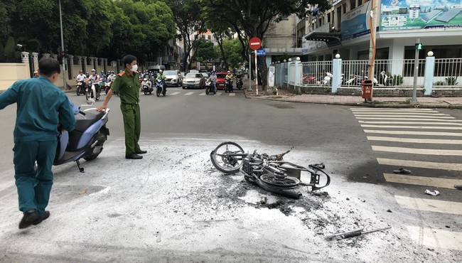 Xe máy của 2 tên cướp bốc cháy giữa đường Sài Gòn 