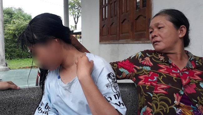 Bé gái 13 tuổi bị nhóm thiếu nữ ép lên núi đánh đập tàn nhẫn 
