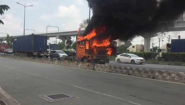 Xe container bốc cháy dữ dội trên Xa lộ Hà Nội