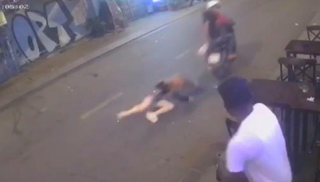 Cô gái bị 2 kẻ cướp giật kéo lê trên đường ở khu phố Tây Sài Gòn