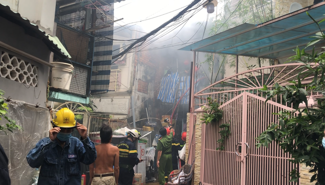 8 người thoát khỏi đám cháy ở trung tâm Sài Gòn