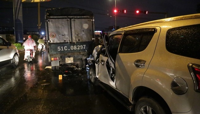 Ô tô điên tông hàng loạt phương tiện ở Sài Gòn, ít nhất 3 người bị thương