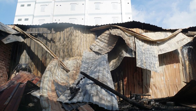 TPHCM: Cháy lớn khiến nhiều nhà dân bị thiêu rụi