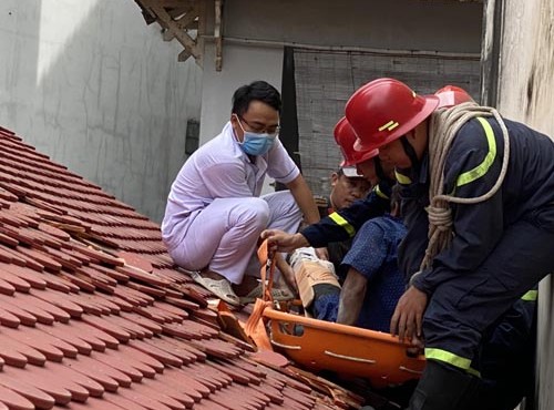 Cảnh sát giải cứu nam công nhân bị trượt ngã mắc kẹt trên mái nhà 