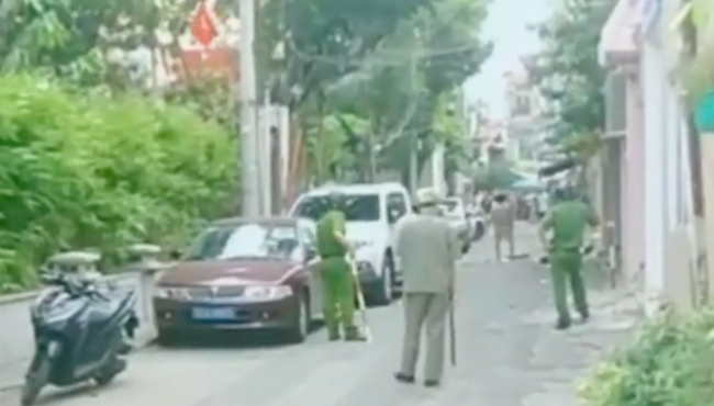 Khống chế người đàn ông bị tâm thần cầm dao chặt chém ô tô ở Sài Gòn