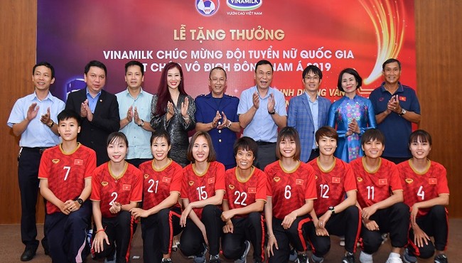 Vinamilk chúc mừng ĐT bóng đá nữ quốc gia vô địch Đông Nam Á