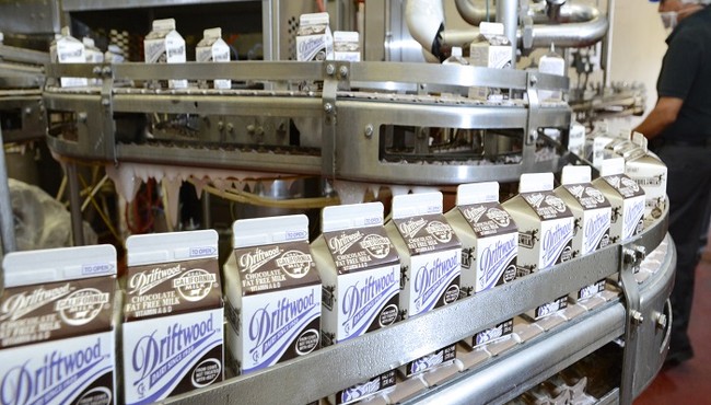 COVID-19: Nhà máy sữa tại Mỹ của Vinamilk ủng hộ 23 ngàn lít sữa