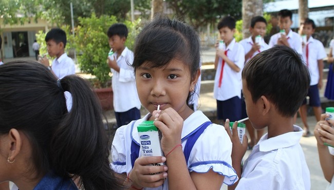 Trẻ Trà Vinh đón niềm vui uống sữa học đường khi quay lại trường