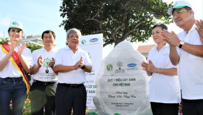 Vinamilk trồng hàng trăm cây xanh khắp Việt Nam để bảo vệ môi trường