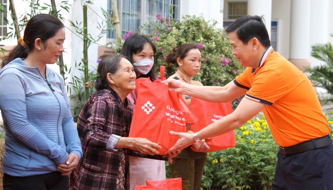 KienlongBank trao tặng hơn 8.000 phần quà cho bà con đón Tết Giáp Thìn 2024