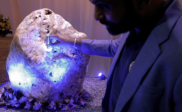 Cận cảnh khối đá sapphire khổng lồ 310kg được tìm thấy trong hầm mỏ