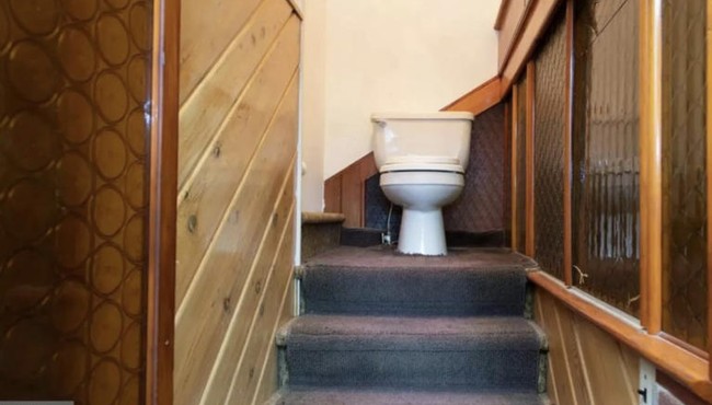 Video: Ngôi nhà nổi tiếng vì đặt nhà vệ sinh giữa cầu thang