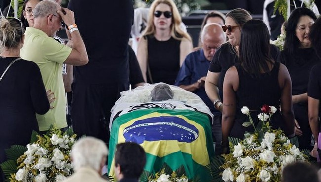 Hàng ngàn người dân Brazil đến từ biệt Vua bóng đá Pele