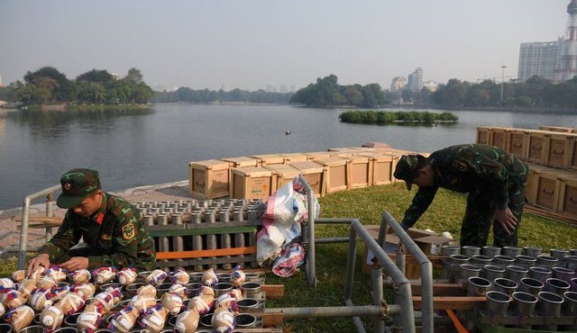 Những trận địa bắn pháo hoa ở Hà Nội