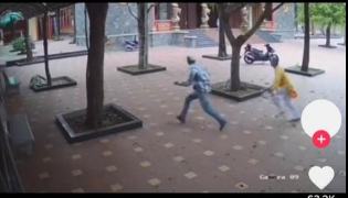 Video: Thực hư chuyện sư thầy cầm chổi đuổi đánh người đến cầu an?