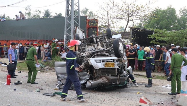 Video ám ảnh hiện trường vụ tai nạn 8 người tử vong ở Quảng Nam