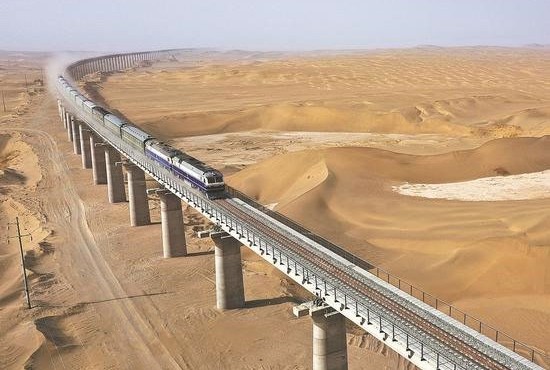 Đường sắt trên sa mạc đầu tiên trên thế giới được xây dựng ra sao?