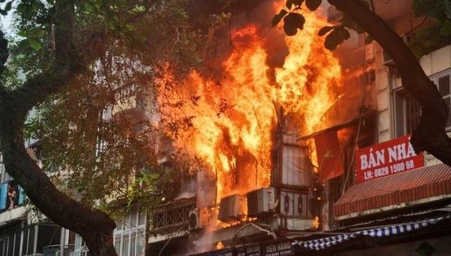 Clip đám cháy lớn ở ngôi nhà trên phố Hàng Mã  