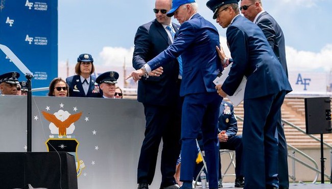 Tổng thống Mỹ Biden vấp ngã trên sân khấu 