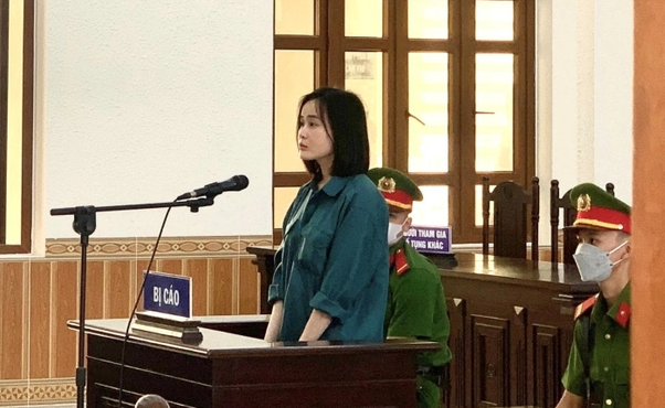 Hotgirl Tina Dương ra tòa với ngoại hình thay đổi gây chú ý