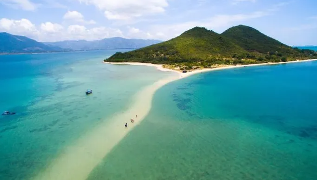 Ngắm những con đường đi bộ xuyên biển độc đáo nhất nhì Việt Nam
