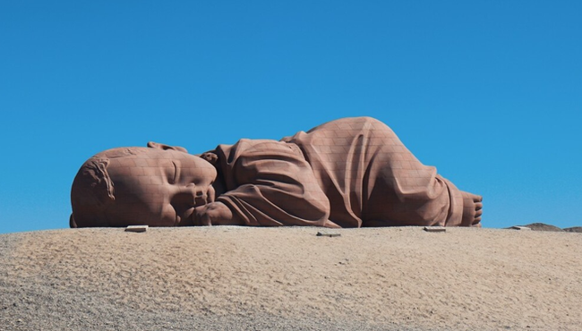 Xúc động bức tượng 'Em bé khổng lồ' nằm cô đơn giữa sa mạc