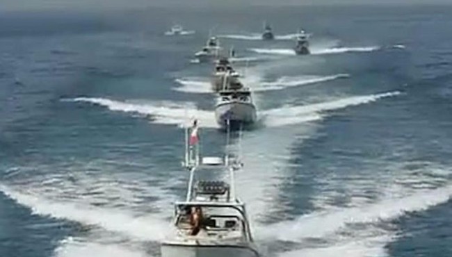Video UAV và xuồng cao tốc Iran vây quanh tàu chiến Mỹ