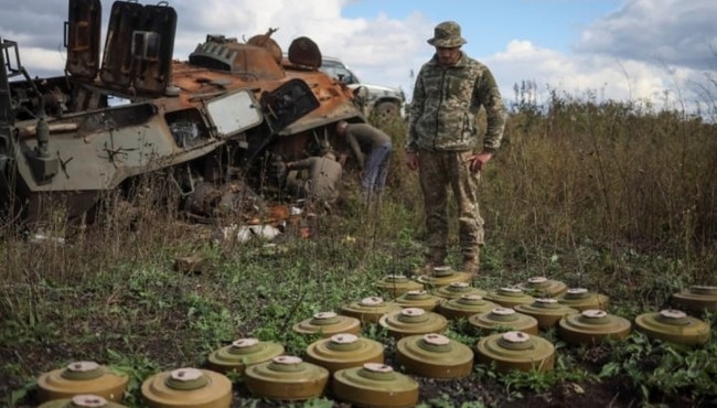 Cận cảnh Quân đội Ukraine 'dọn dẹp' các bãi mìn của Nga