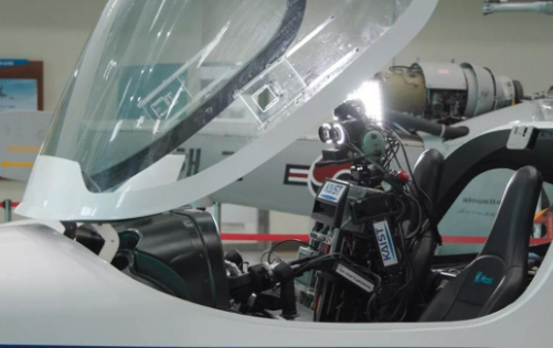 Robot phi công hình người đầu tiên điều khiển máy bay