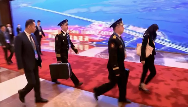 Cận cảnh vali hạt nhân ông Putin mang theo tới Trung Quốc