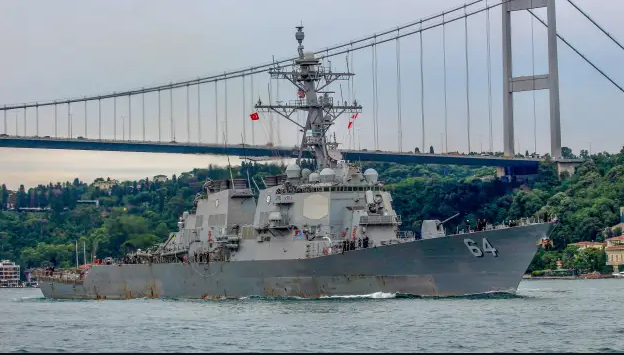 Tàu chiến Mỹ và loạt tàu hàng bị tấn công ở Biển Đỏ 