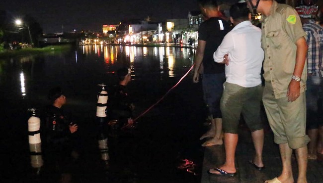 Tìm thấy thi thể người phụ nữ chạy xe máy rơi xuống hồ Bún Xáng lúc triều cường dâng cao