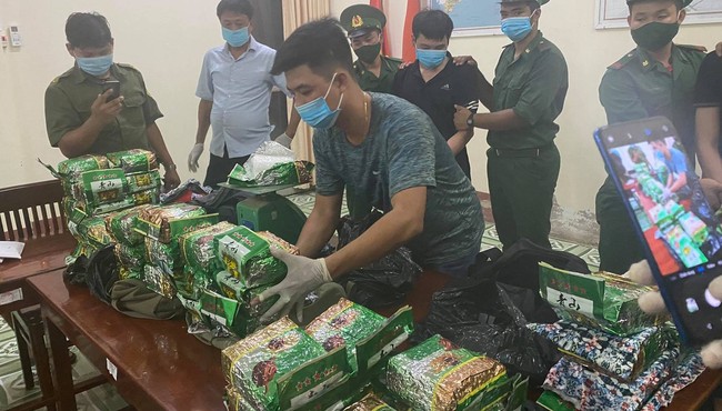 Bắt giữ hai thanh niên vận chuyển 40 kg ma túy đá từ Campuchia sang Việt Nam