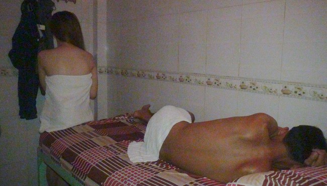 Bắt quả tang 2 nữ tiếp viên massage bán dâm cho khách tại phòng VIP