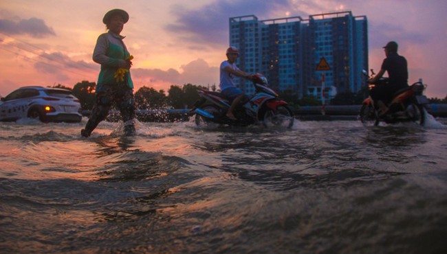 Hé lộ nguyên nhân vỡ bờ bao khiến dân Sài Gòn lội trong nước đen bẩn