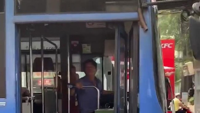 Sa thải tài xế xe buýt phun nước bọt vào người đi đường