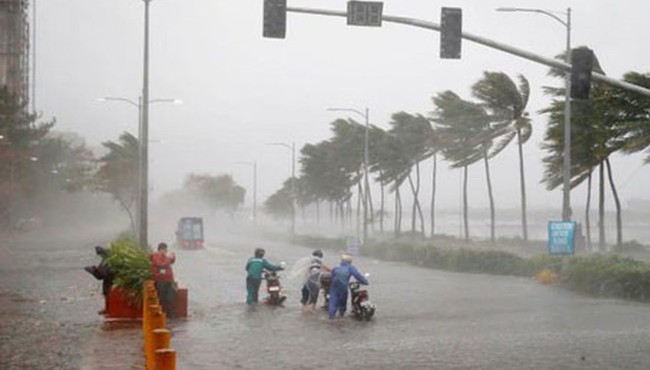 Miền Trung mưa rất to, bão số 5 đang tăng tốc vào Bình Định-Khánh Hòa