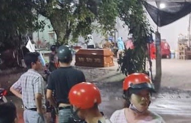 Nhóm người lạ mang quan tài đặt trước nhà dân ở Tây Ninh