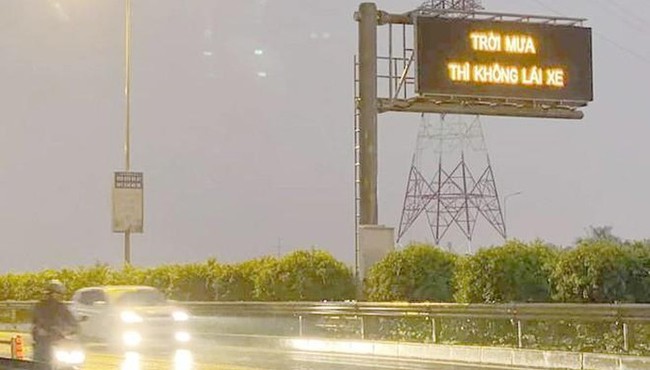 VECE nói gì về cảnh báo 'Trời mưa thì không lái xe' trên cao tốc?