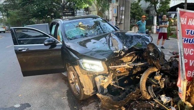 Tin mới nhất vụ tài xế Mercedes tông chết Grabbike, nữ tiếp viên bị thương 