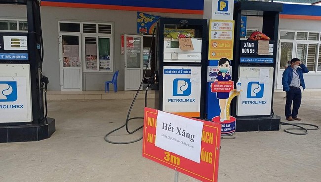 Nhiều cửa hàng ở Nghệ An đồng loạt treo biển 'hết xăng'