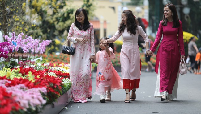 Người dân TPHCM nô nức đến Hội hoa Xuân ở Tao Đàn để chụp ảnh, chơi Tết