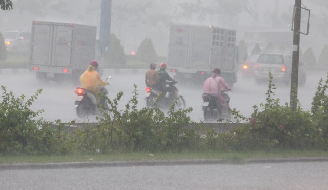 Tin mới nhất cơn bão số 2 đổ bộ vào đất liền; Sài Gòn mưa lớn vào giữa trưa 