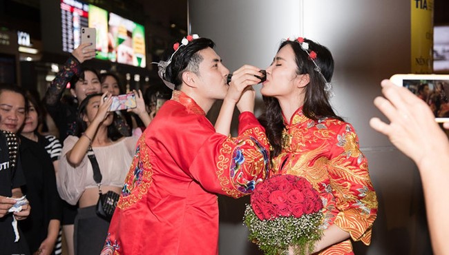 Đông Nhi - Ông Cao Thắng tổ chức lễ cưới ngay tại sân bay, uống rượu giao môi 