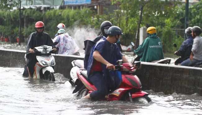 Sài Gòn mưa cực lớn, nước cuồn cuộn trên đường cuốn trôi xe máy 