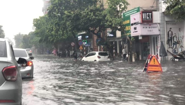 Nhiều tuyến phố Hà Nội chìm trong biển nước sau cơn mưa ban trưa 