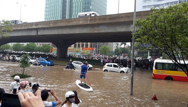 Mưa rất to sau bão số 3, cảnh báo nội thành Hà Nội ngập sâu nửa mét