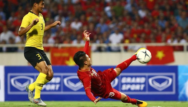 Quế Ngọc Hải phất đường chuyền tuyệt hảo, Quang Hải ghi bàn mang chiến thắng về cho Việt Nam trước Malaysia