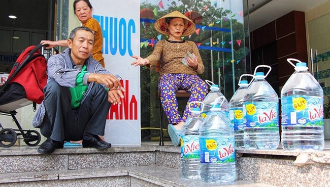 Quản lý thị trường vào cuộc vụ nước đóng chai, đóng bình tăng giá ở Hà Nội