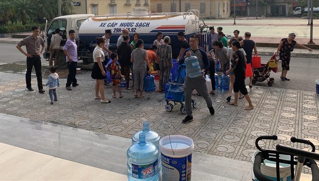 Dân chung cư HHB ở Hà Nội phát hiện nước có mùi dầu, bốc mùi khét lẹt